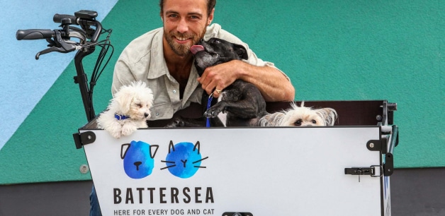 James Middleton at battersea with rescue dogs in babboe bike